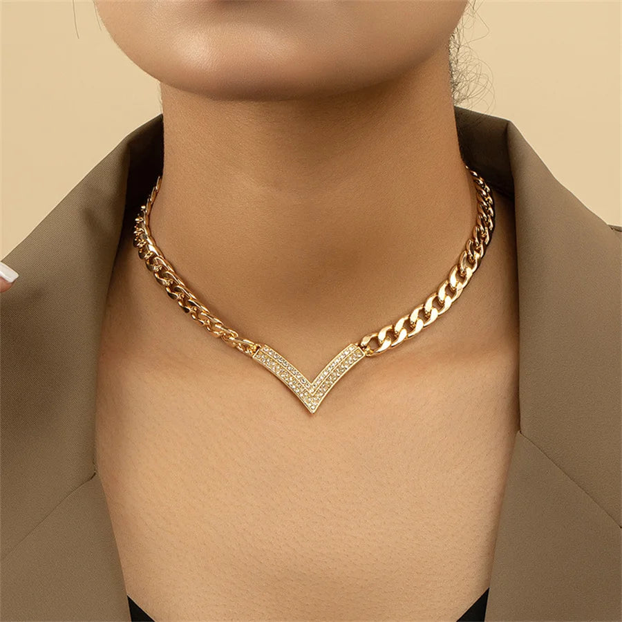 choker-necklace-modern-fashion-accessory